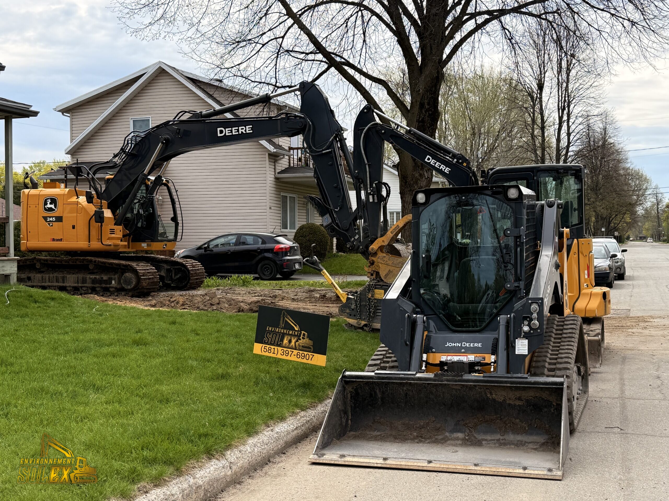 Excavatrice et chargeuse compacte d'Environnement SolEx dans une rue résidentielle