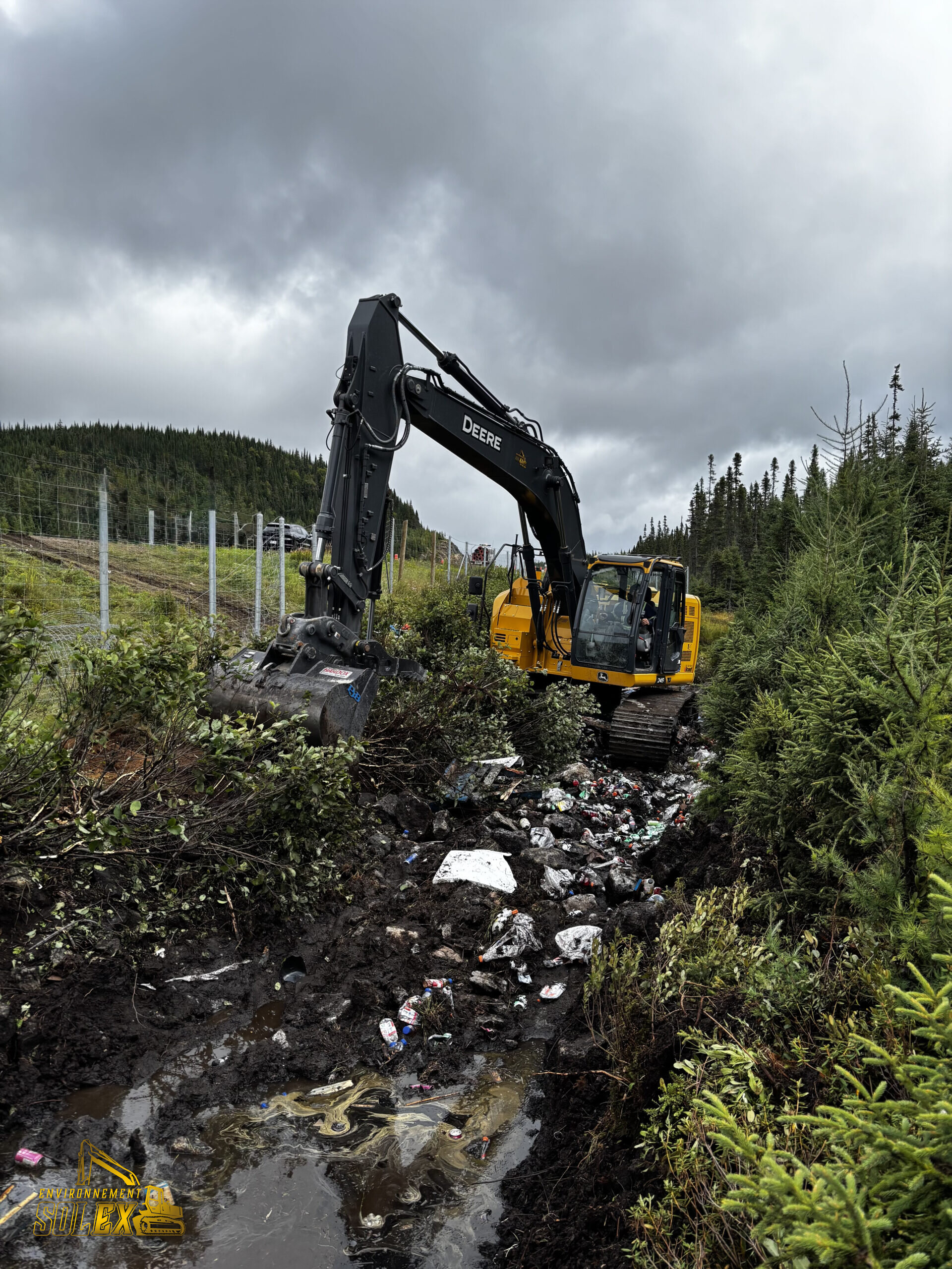Excavatrice en intervention d'urgence environnementale sur un site